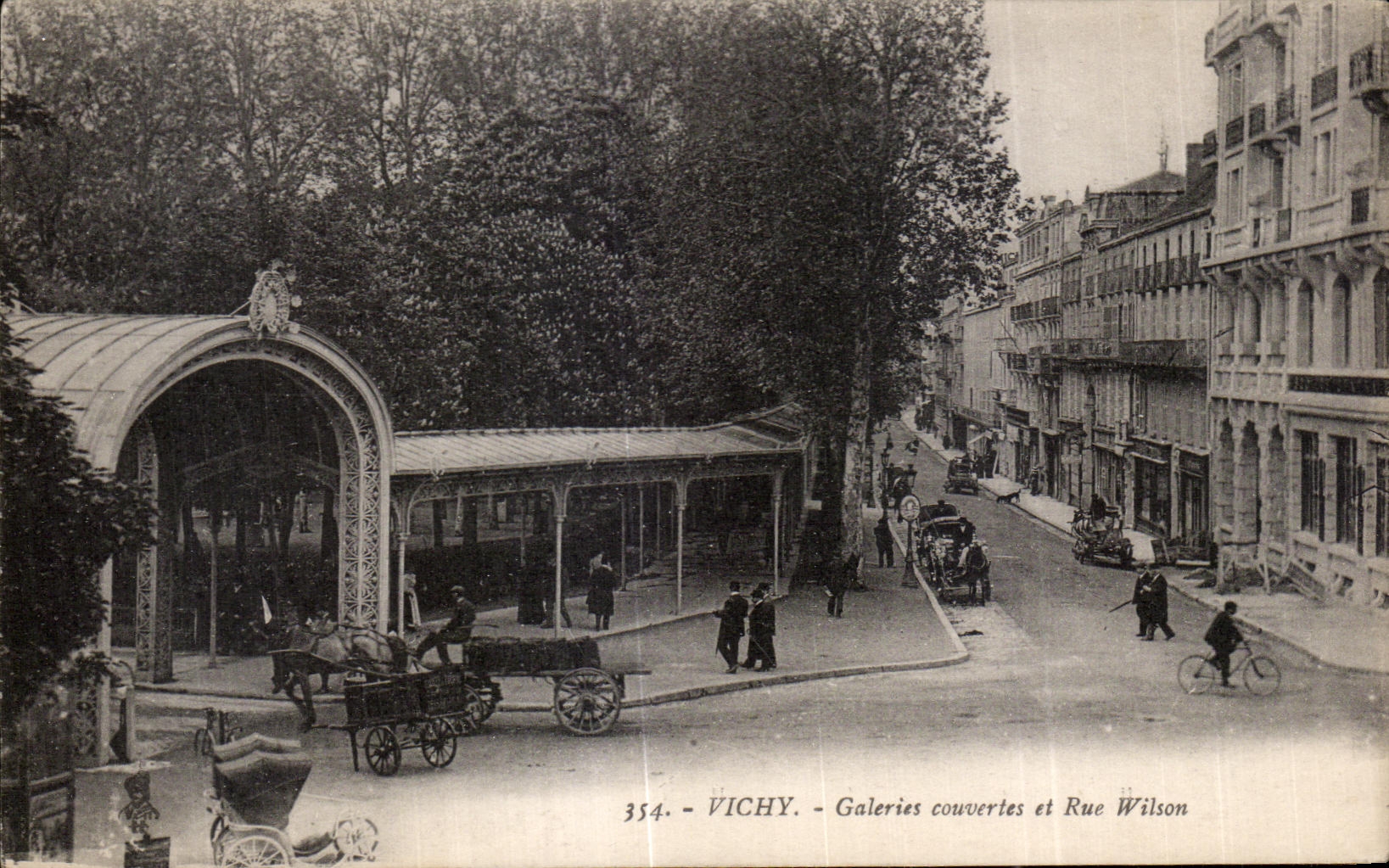 CPA Vichy Galeries couvertes et Rue Wilson