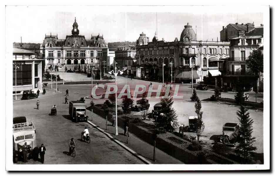 CPA Vichy L Esplanade de l Hotel de Ville