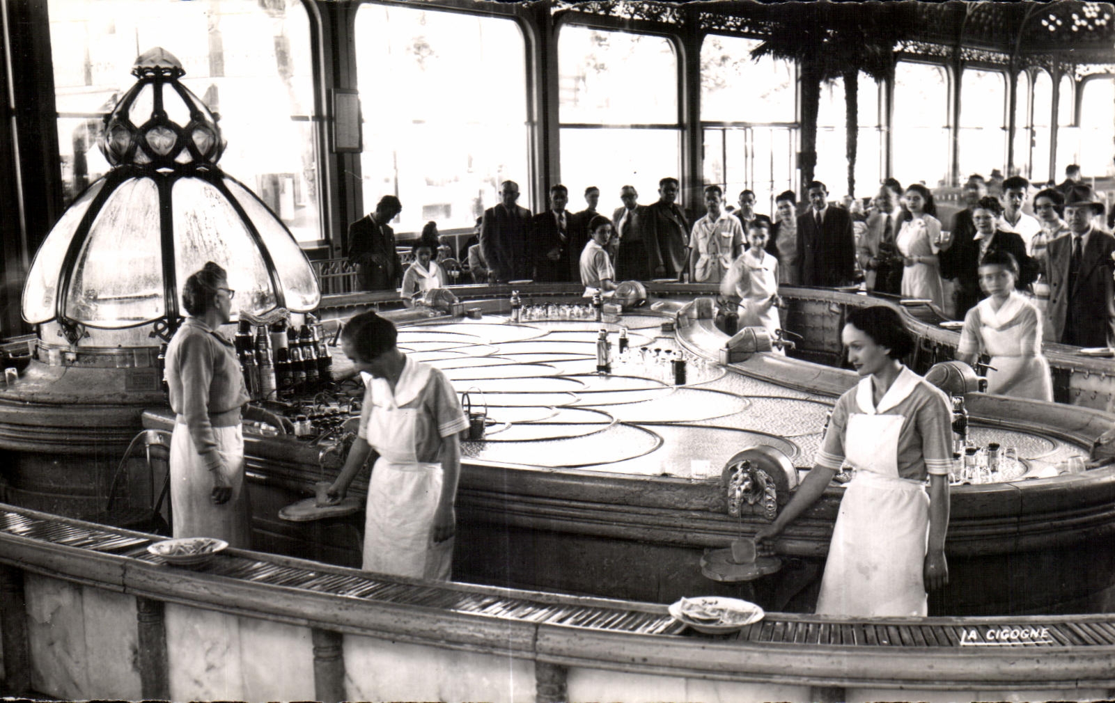 CPA Vichy Allier Reine des Villes d Eaux Source Chomel