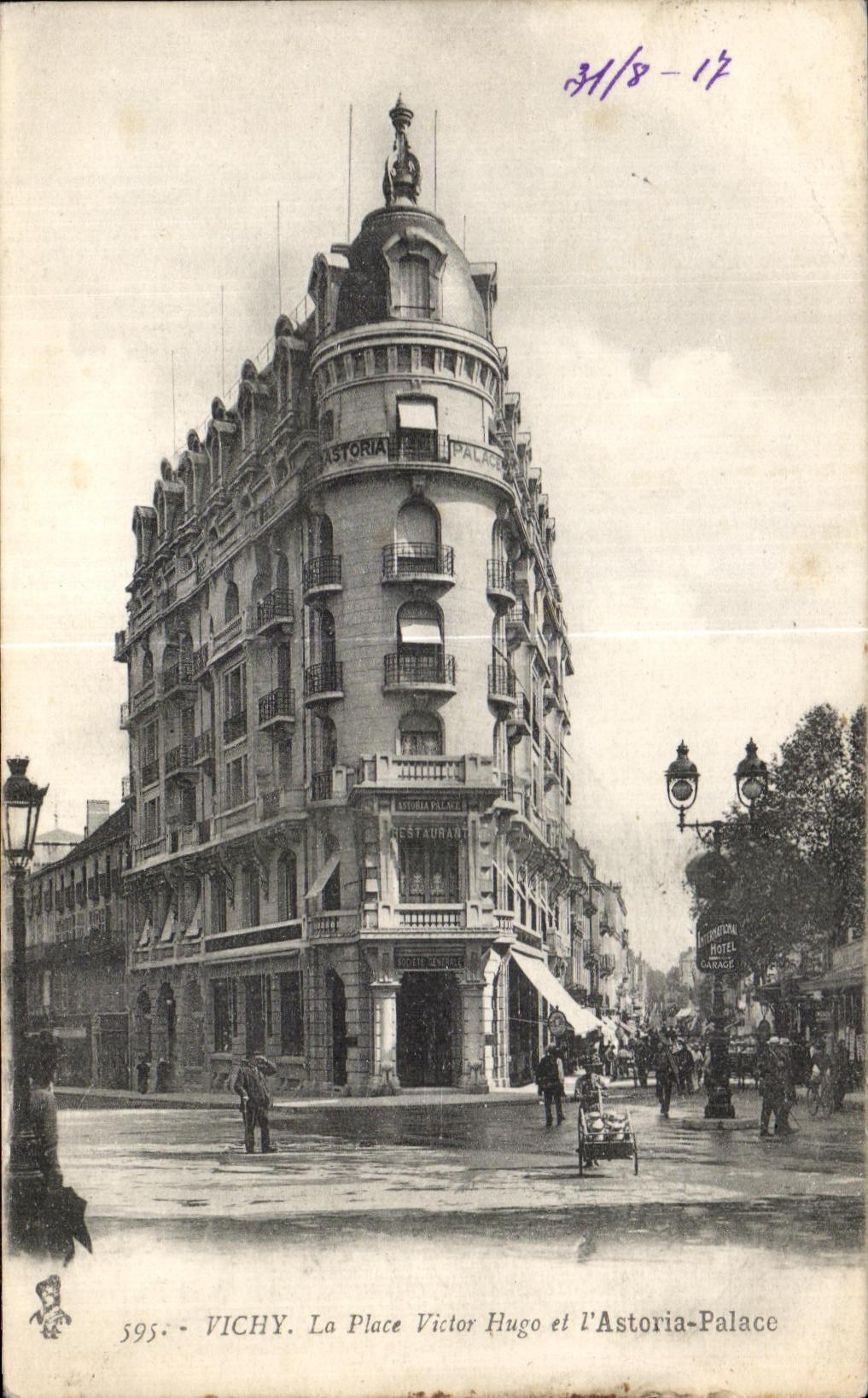 CPA Vichy La Place Victor Hugo et l Astoria Palace
