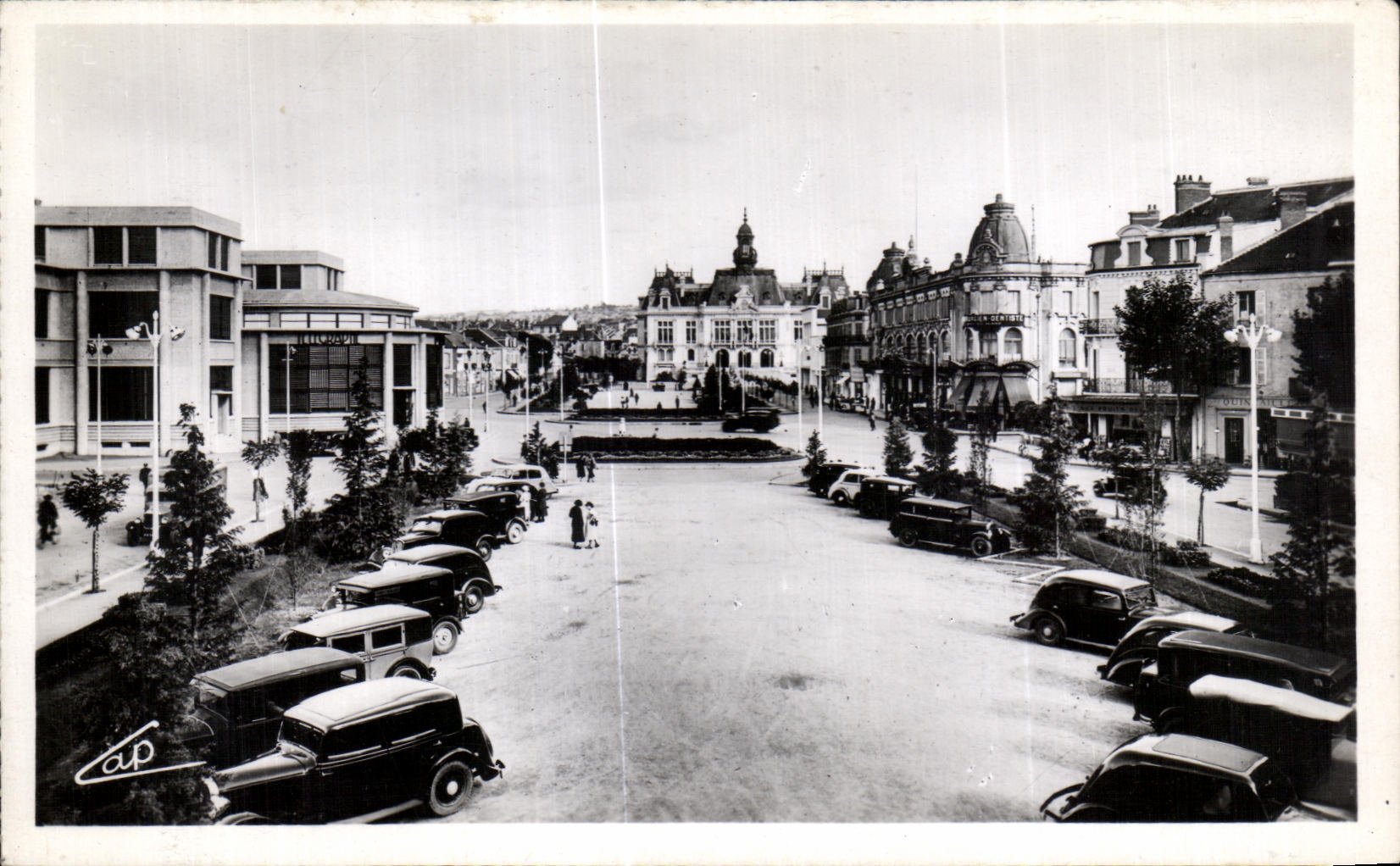 CPA Vichy Nouvelle Place de la Poste et vue sur l Hotel de Ville