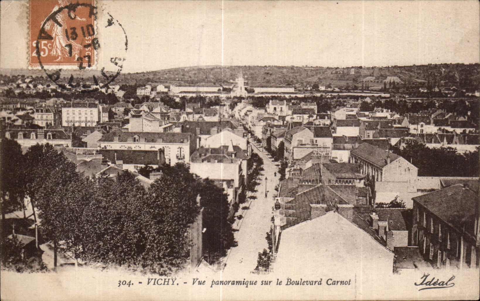 CPA Vichy Vue Panoramique sue le Boulevard Carnot