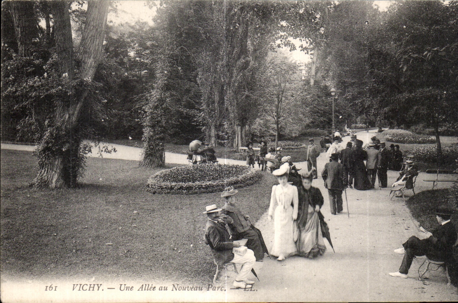 CPA Vichy Une Allee au Nouveau Parc