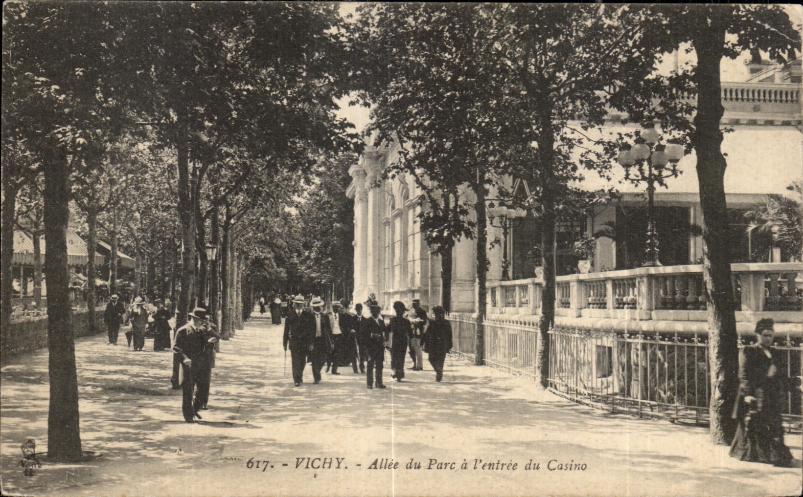 CPA Vichy Allee du Parc a l Entree du Casino