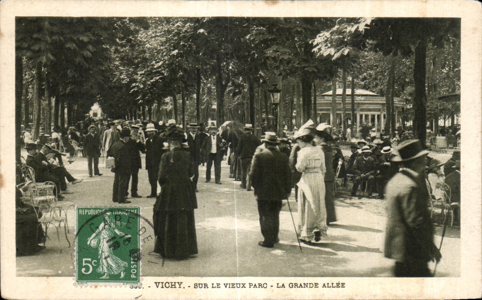 CPA Vichy sur le Vieux Parc La Grande Allee