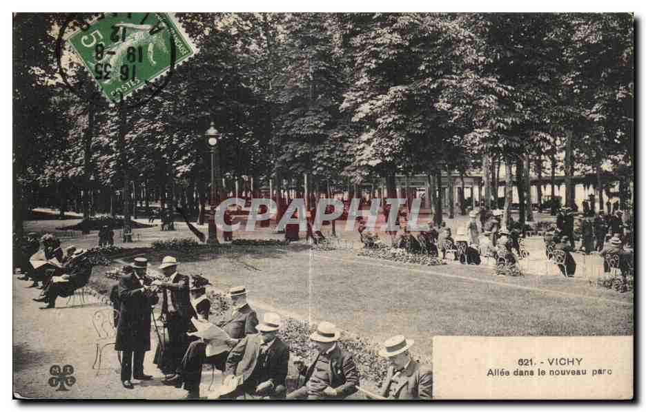 CPA Vichy Allee dans le nouveau Parc