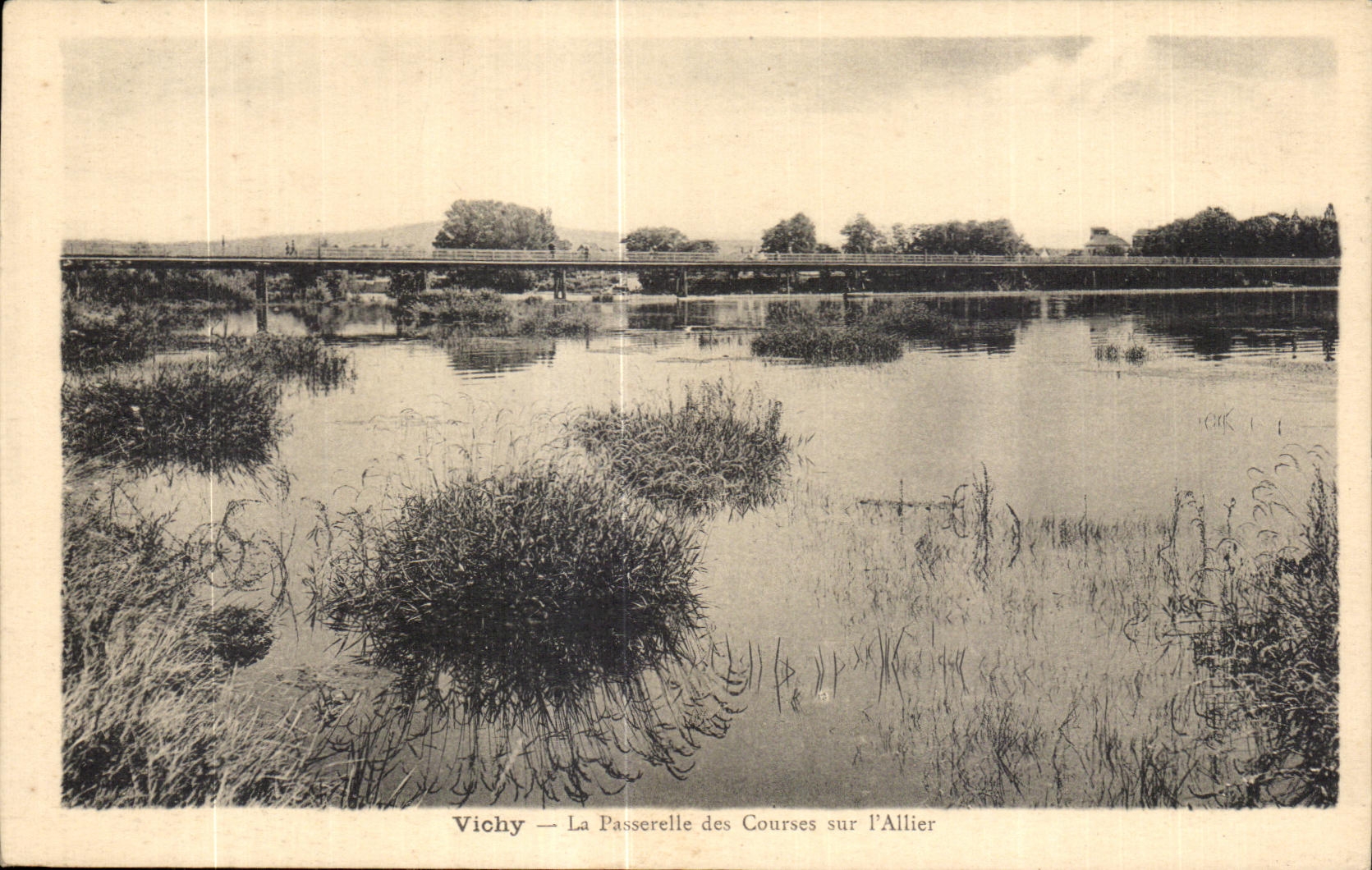 CPA Vichy La Passerelle des Courses sur l Allier