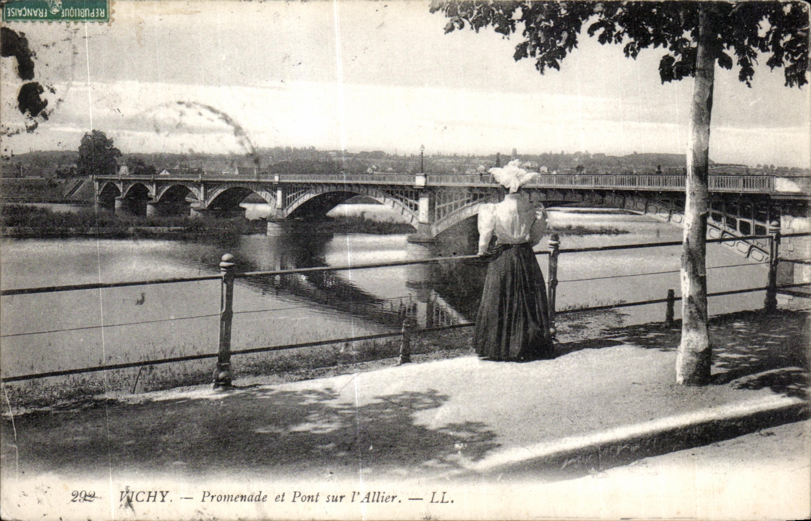 CPA Vichy Promenade et Pont sur l Allier
