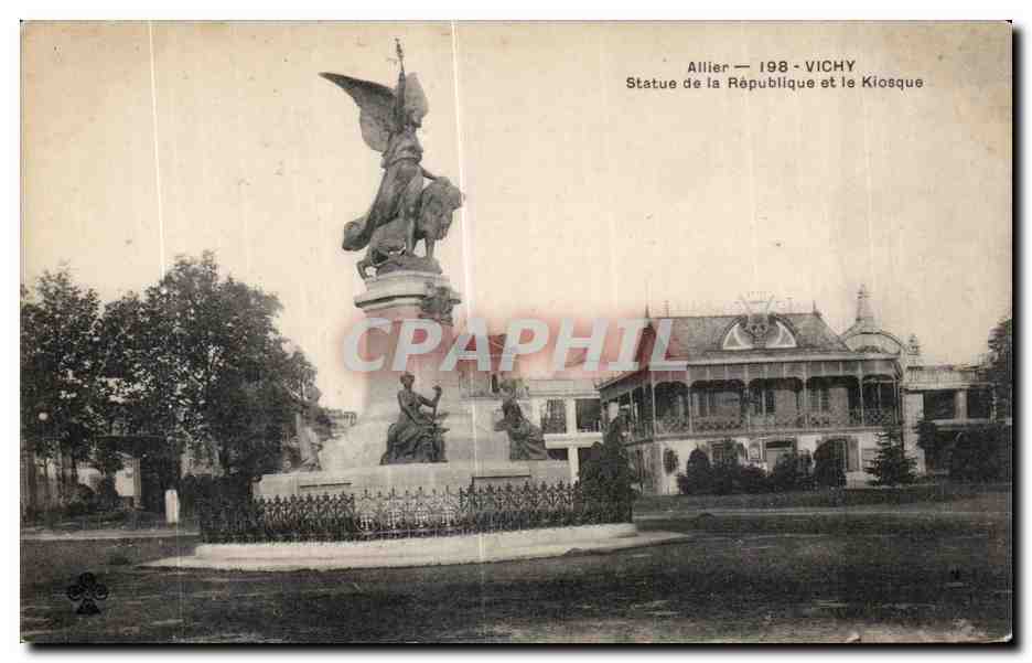 CPA Vichy Statue de la Repubilique et le Kiosque