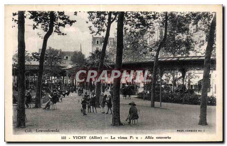 CPA Vishy Allier Le Vieux Parc Allee couvert Enfants 