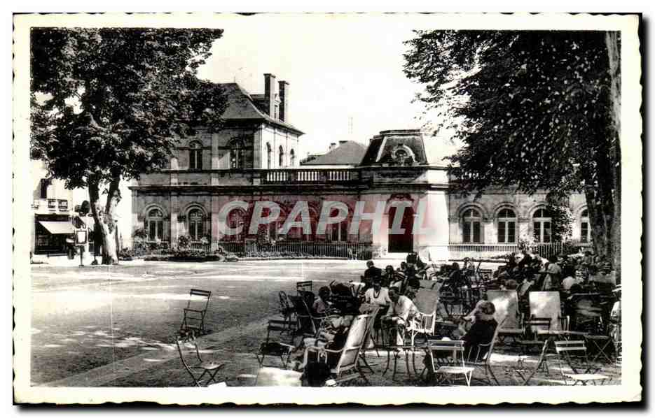 CPA Neris Les Bains Entree du Grand Etablissement Thermal