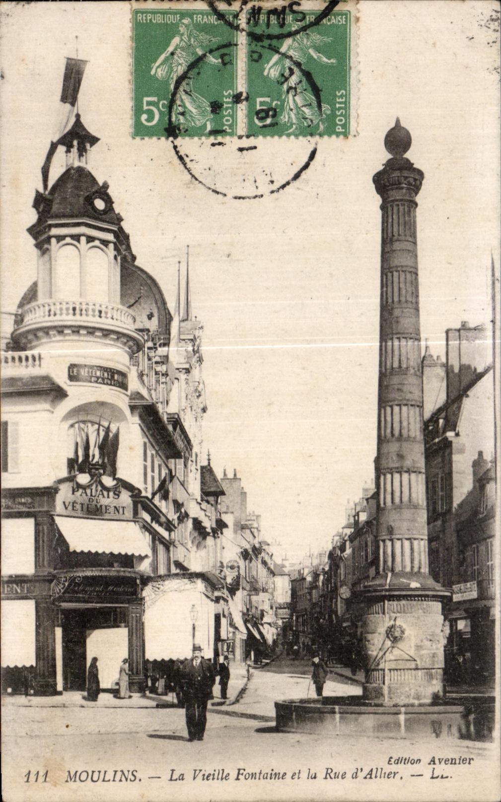 CPA Moulins La Vielle Fontaine et la rue d Allier