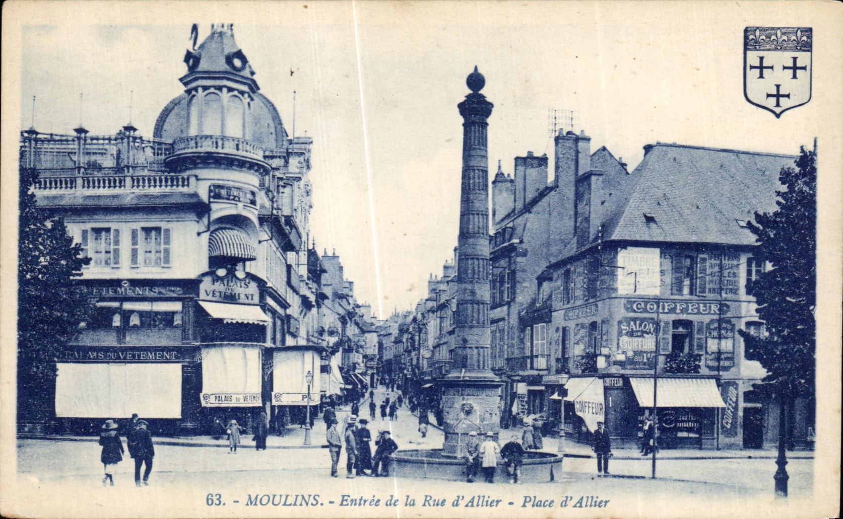 CPA Moulins Entree de la Rue a Allier