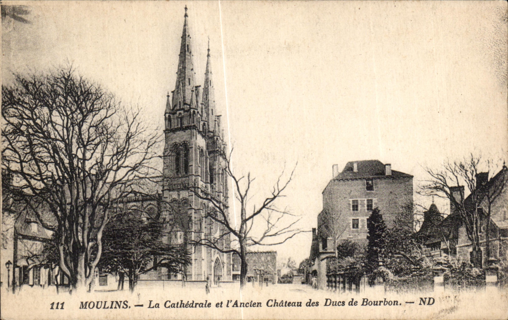 CPA Moulins La Cathedrale et l ancien Chateau des Dues de Bourbon