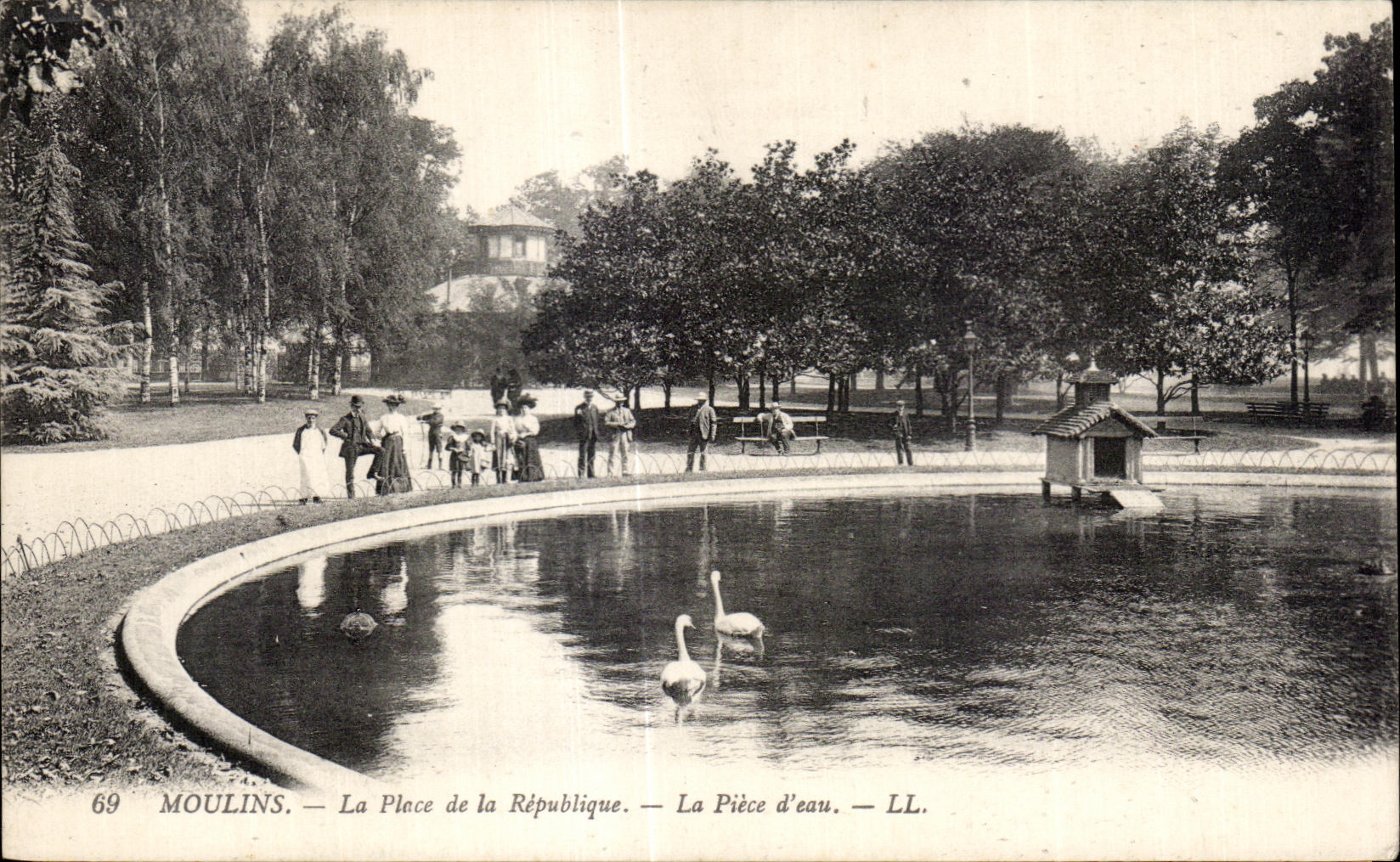CPA Moulins La place de La Republique La Piece d Eau Cygne Swan 