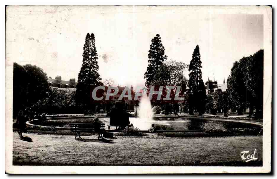 CPA Moulins Le Jardin de la Gare