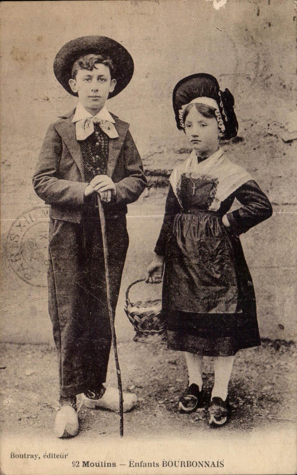 CPA Moulins Enfants Bourbonnais Folklore Costume