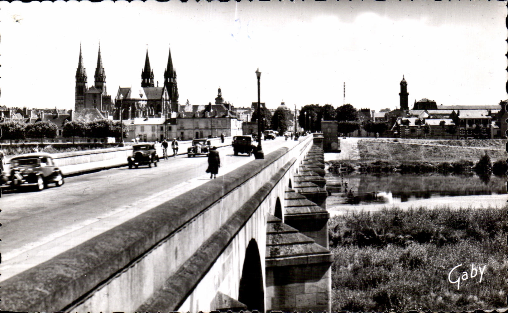 CPA Moulins Allier Pont Regemortes Cathedrale et Eglise Sainte Croix