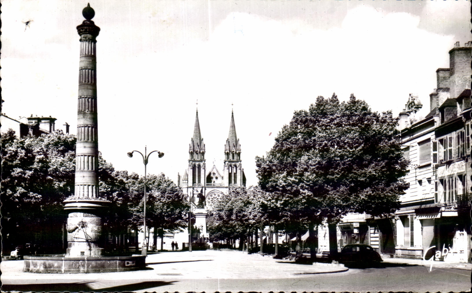 CPA Moulins Allier Place d Allier et Monument des Combattants