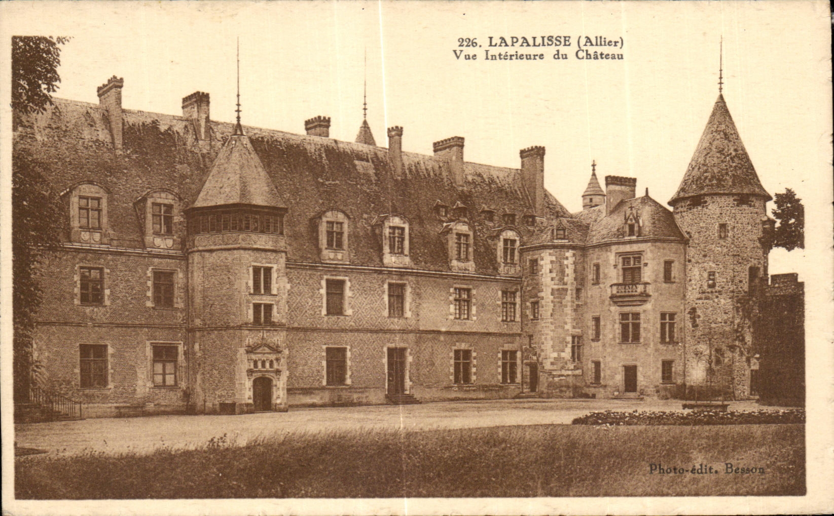 CPA Lapalisse Allier Vue Interieur du Chateau