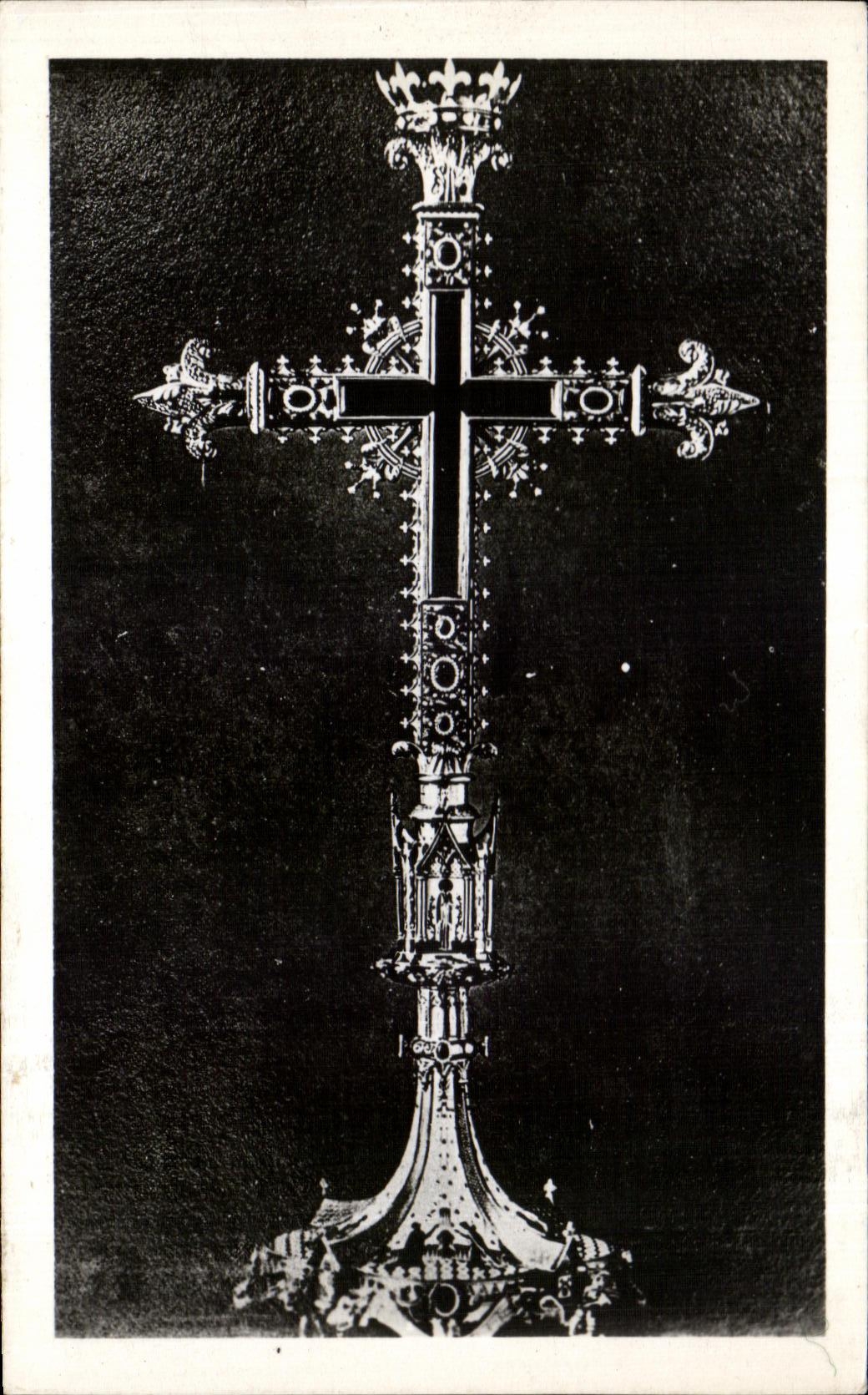 CPA Bourbon l Archambault Allier Croix de St Sauveur donnee par St Louis a son fils robert Comte de Clermont 