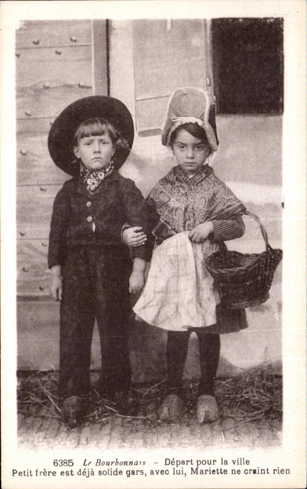 CPA Le Bourbon Depart la pour ville Petit trere est deja solide gars Folklore Costume Enfants 