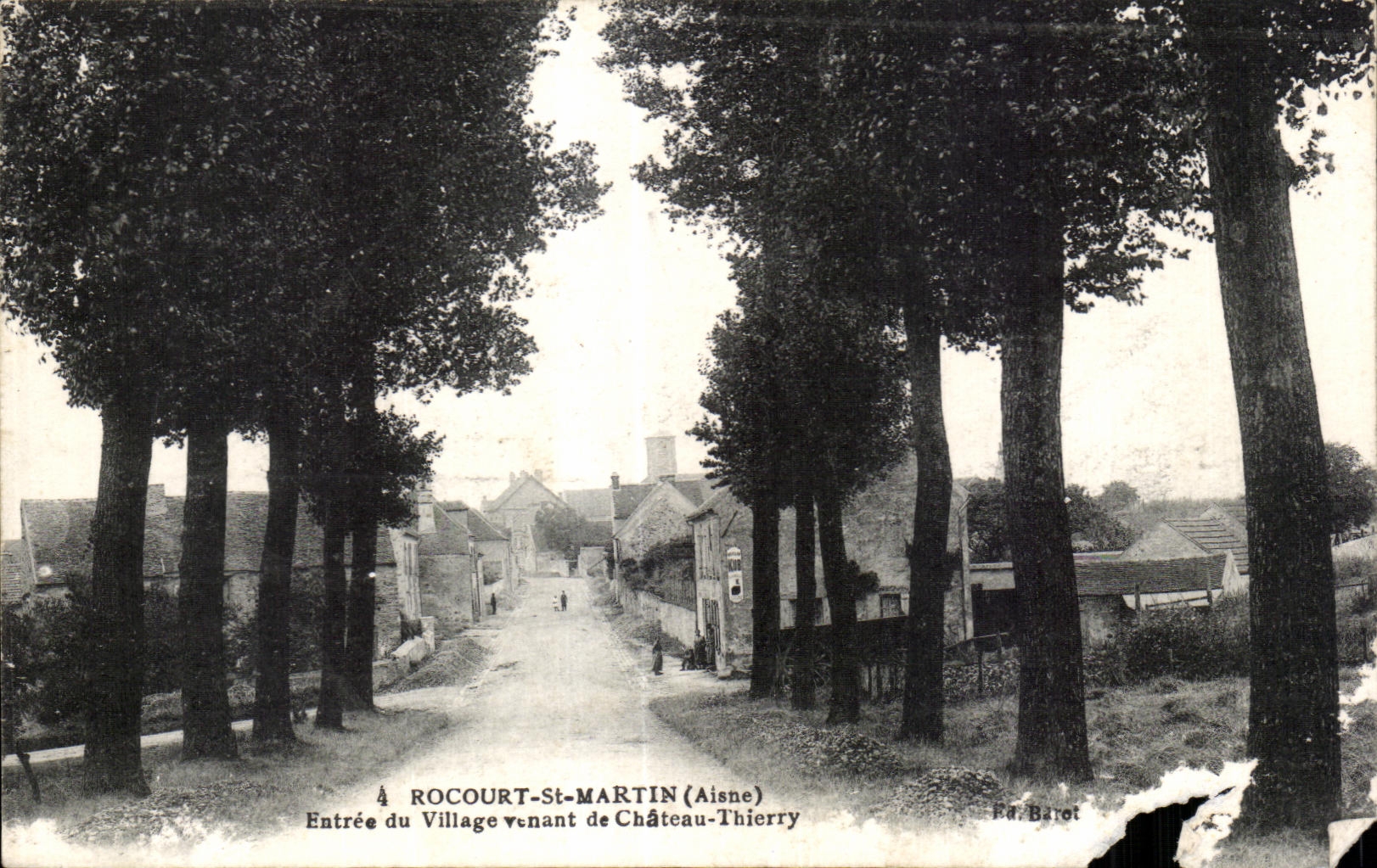 CPA Rocourt St Martin Aisne Entree du Village venant de Chateau Thierry