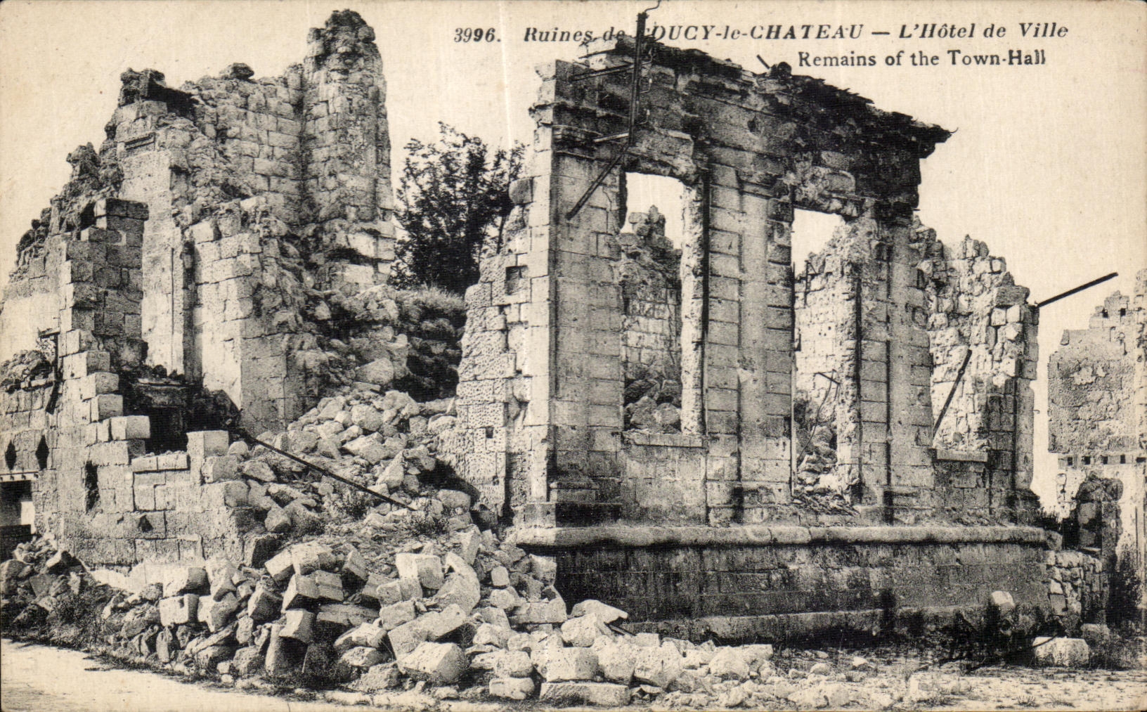 Ruines de DUCY-le-CHATEAU — L'Hôtel de Ville — éditeur CPAPHIL, n° 3996