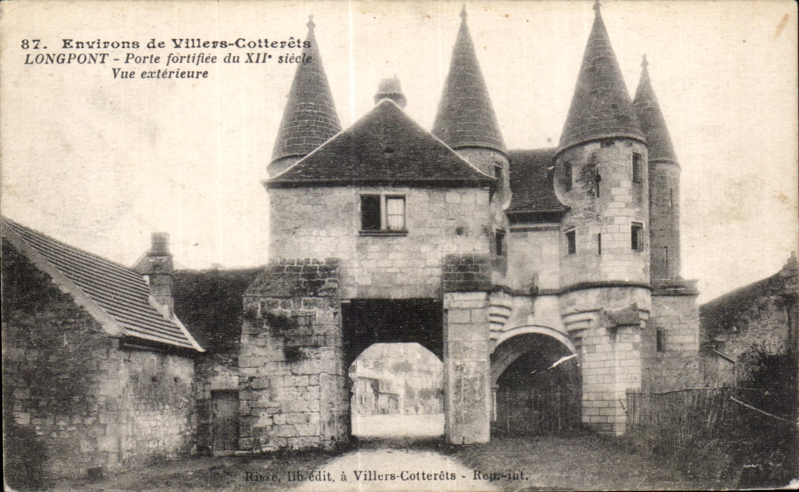 Villers-Cotterêts — Porte fortifiée du XIIe siècle — Risse, lib. édit, à Villers-Cotterêts - Rep.-int.