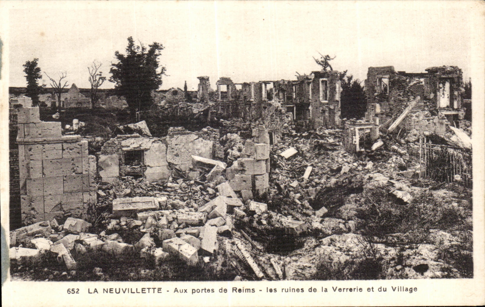 CPA La Neuvillette Aux ports de Reims Les ruines de la Verrerie et du village Militaria