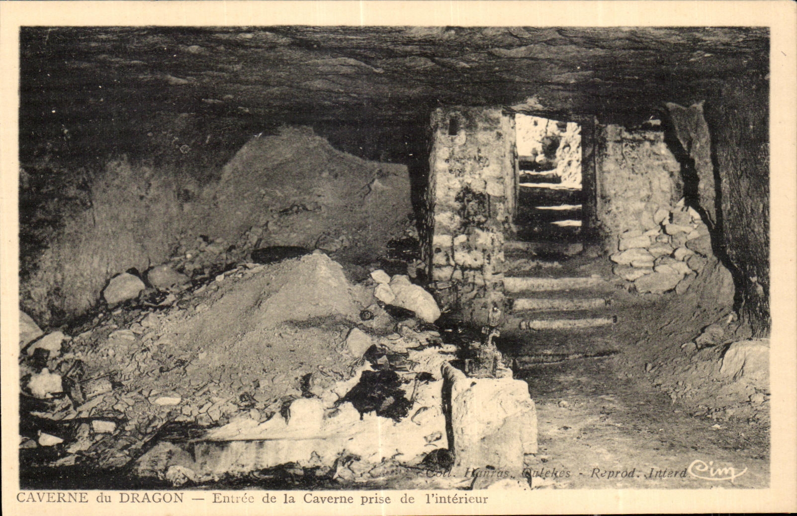 CPA Chemin des Dames Entree de la Caverne prise de l Interieur Militaria
