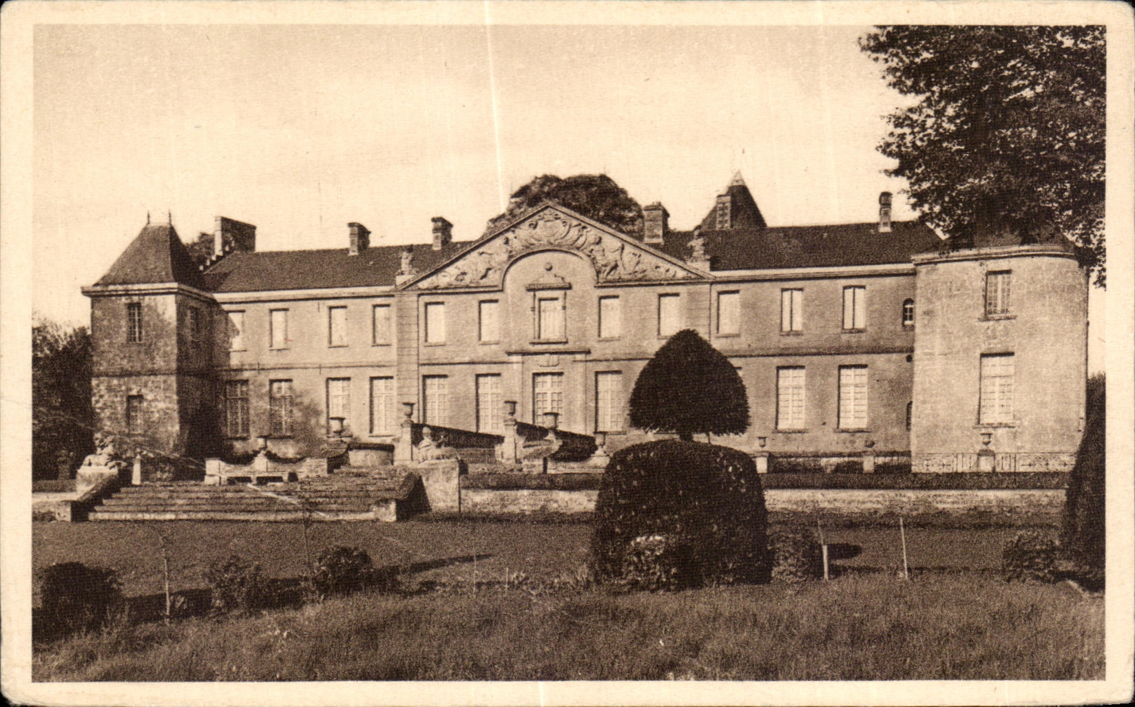CPA Vic sur Aisne Le Chateau Vue sur le Parc
