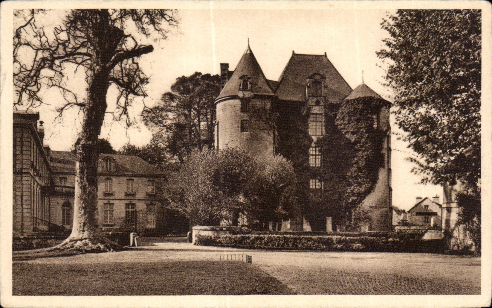 CPA Vic sur Aisne Le Donjon et le Chateau vue sur de la Cour