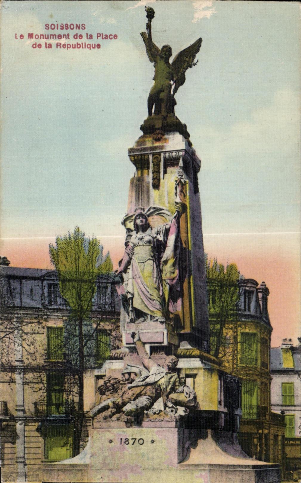 CPA Soissons Le monument de la Place de la Repubilque