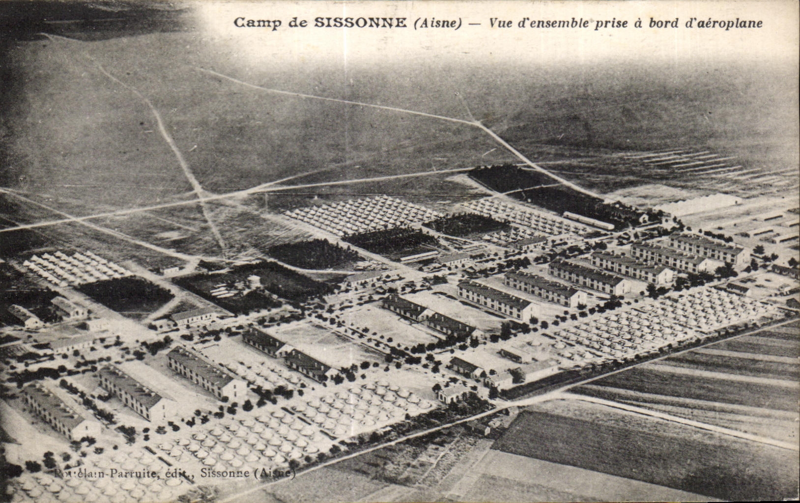 Camp de SISSONNE (Aisne) — Vue d'ensemble prise à bord d'aéroplane — Bouclain-Parruite, édit., Sissonne (Aisne)