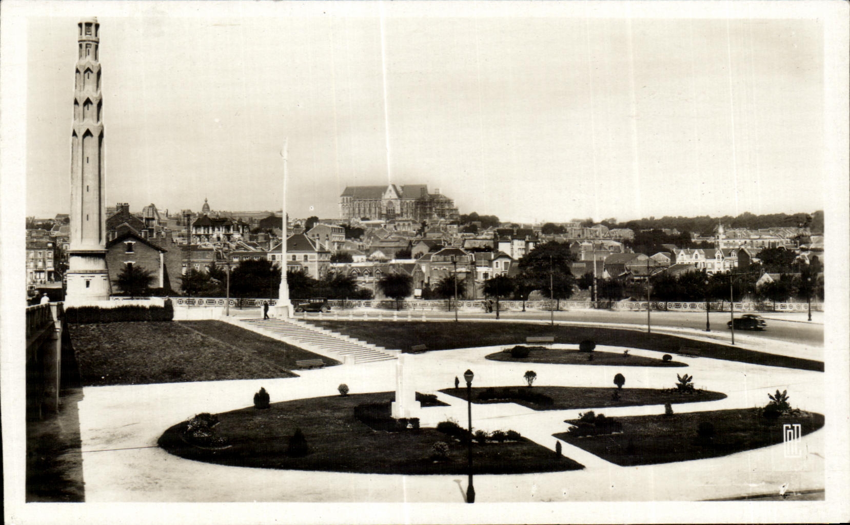 Saint-Quentin — Le Jardin de la Gare et la Basilique — éditeur REALPHIL, n° 172