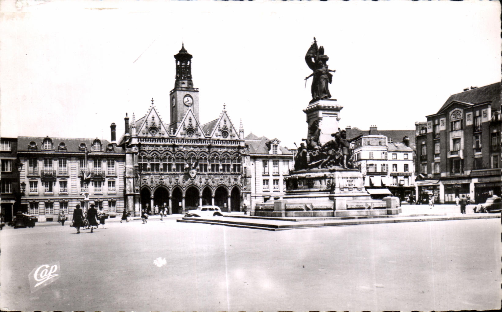 St-Quentin - Place de l'Hôtel de Ville — éditeur C.A.P. n°4