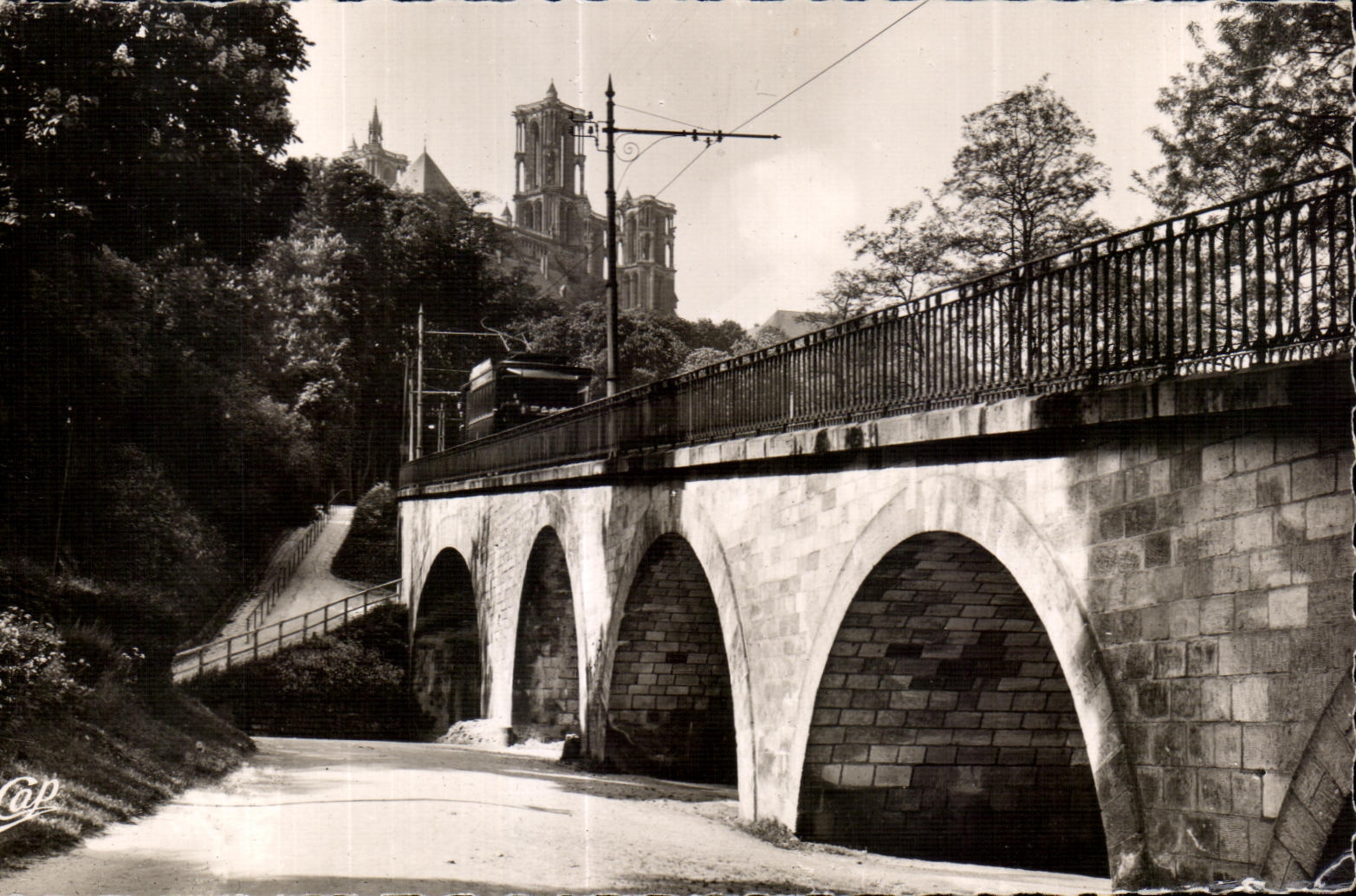 Le Viaduc à Laon — vue avec la cathédrale en arrière-plan — Cie des Arts photomécaniques