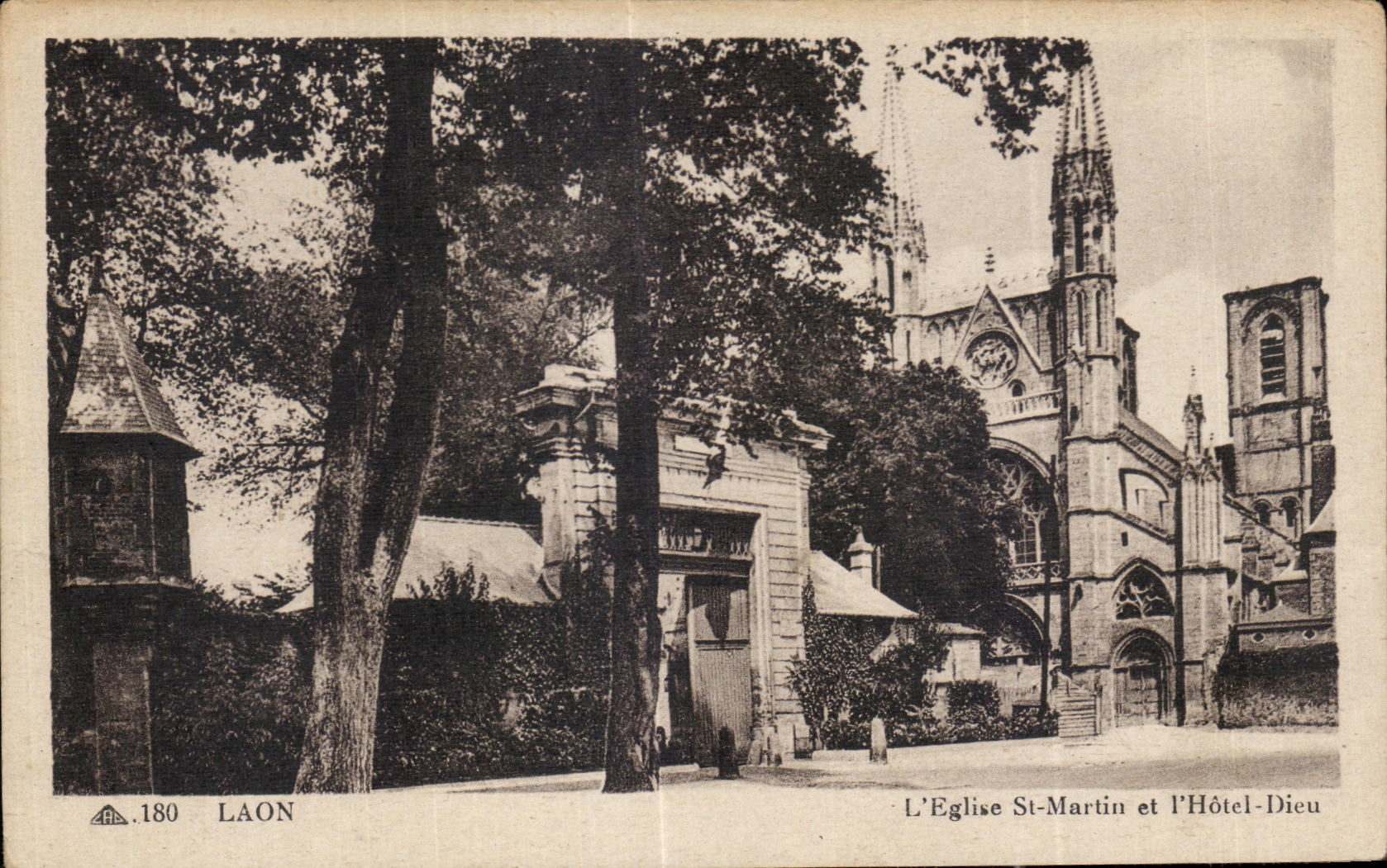 CPA Laon L Eglise St Martin et l Hotel Dieu