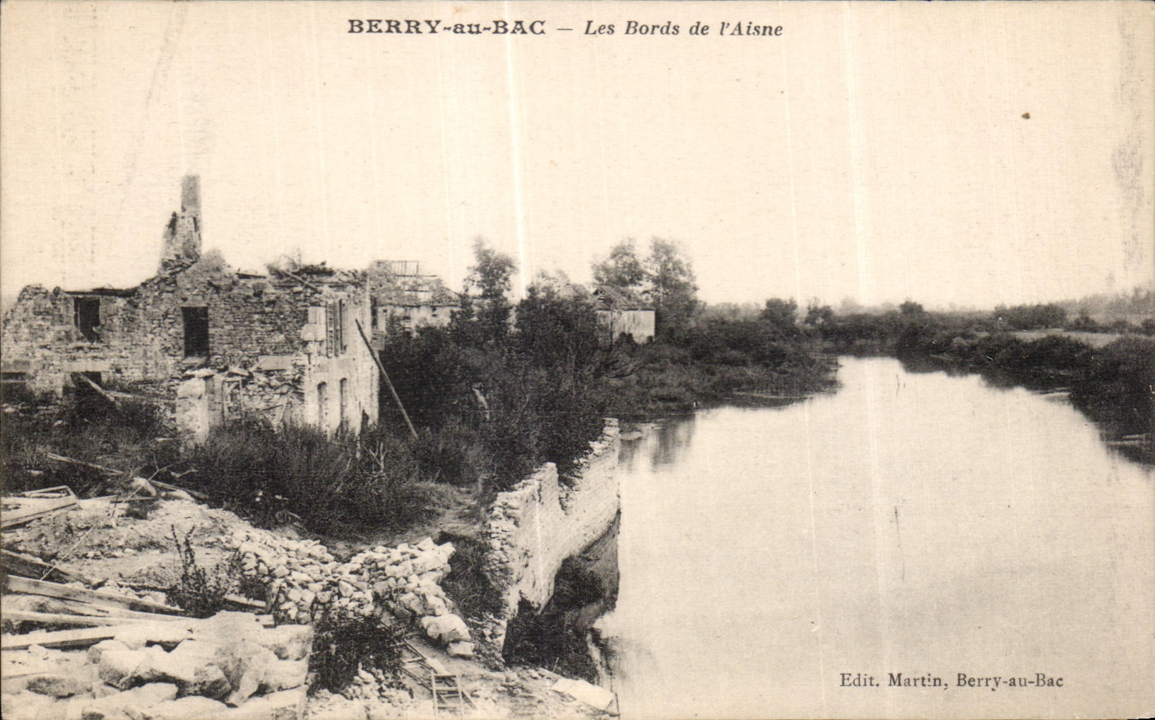 CPA Berry au Bac Les Bords de l Aisne Militaria 