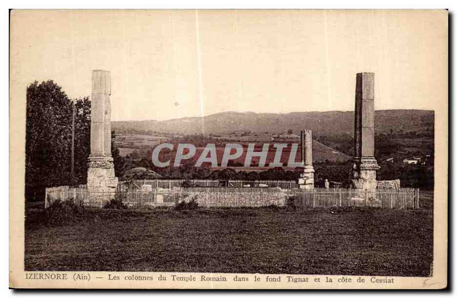 Izernore (Ain) — Les colonnes du Temple Romain dans le fond Tignat et la côte de Cessiat