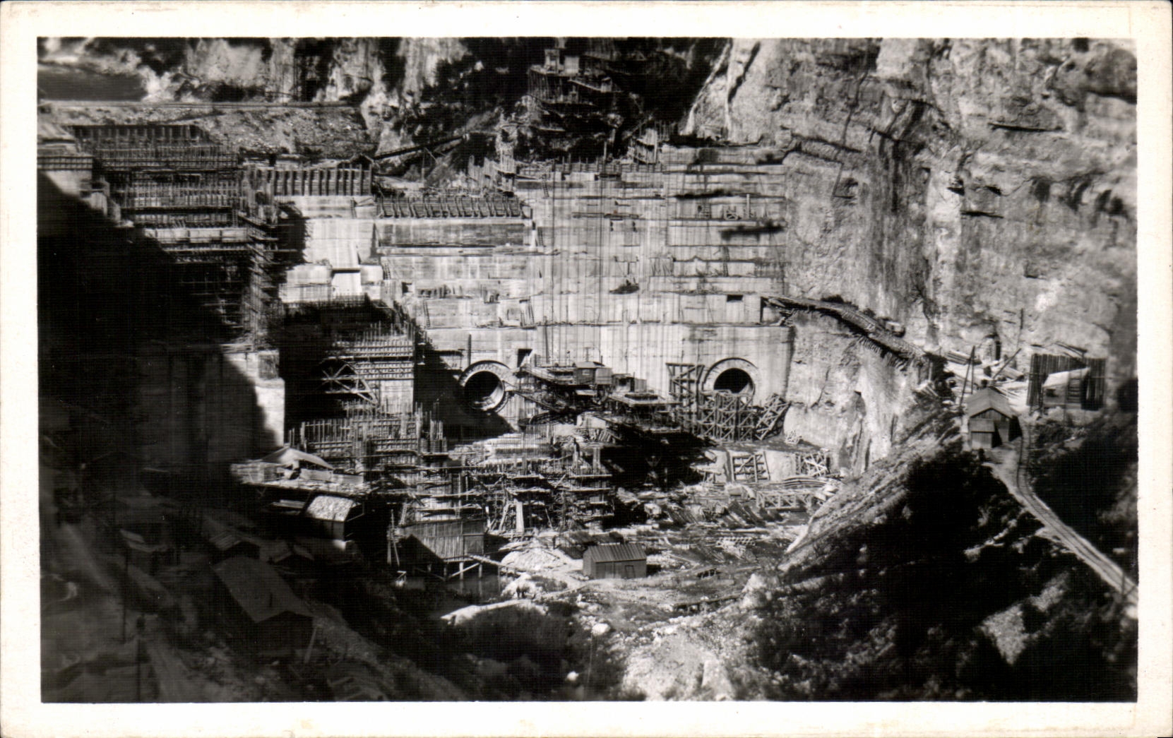 CPA Genissiat Ain Ensemble du Chantier Barrage et Usine
