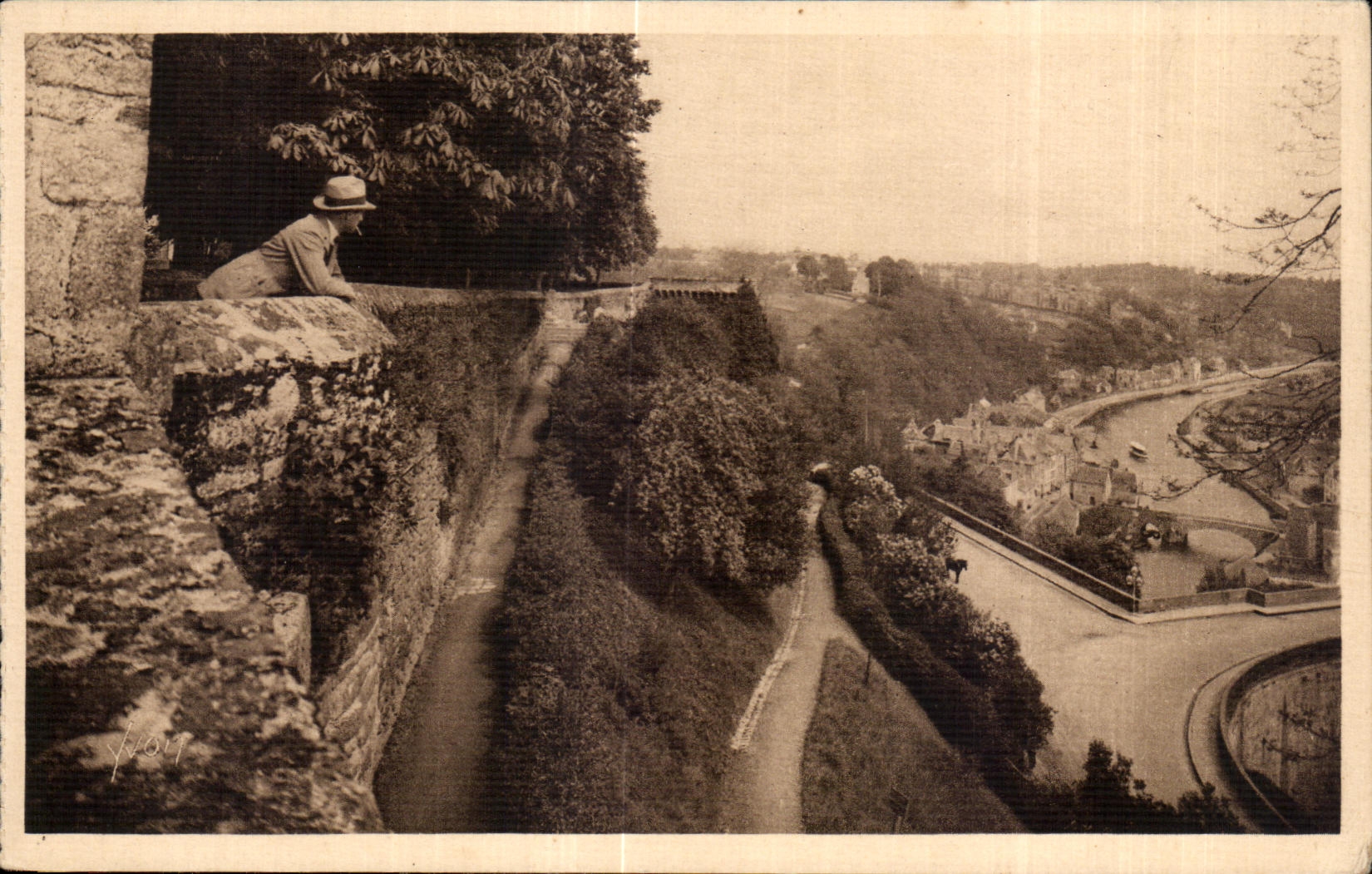 Dinan (C.-du-N.) — La Vallée de la Rance vue du Jardin Anglais — Les Éditions d'Art YON, Paris