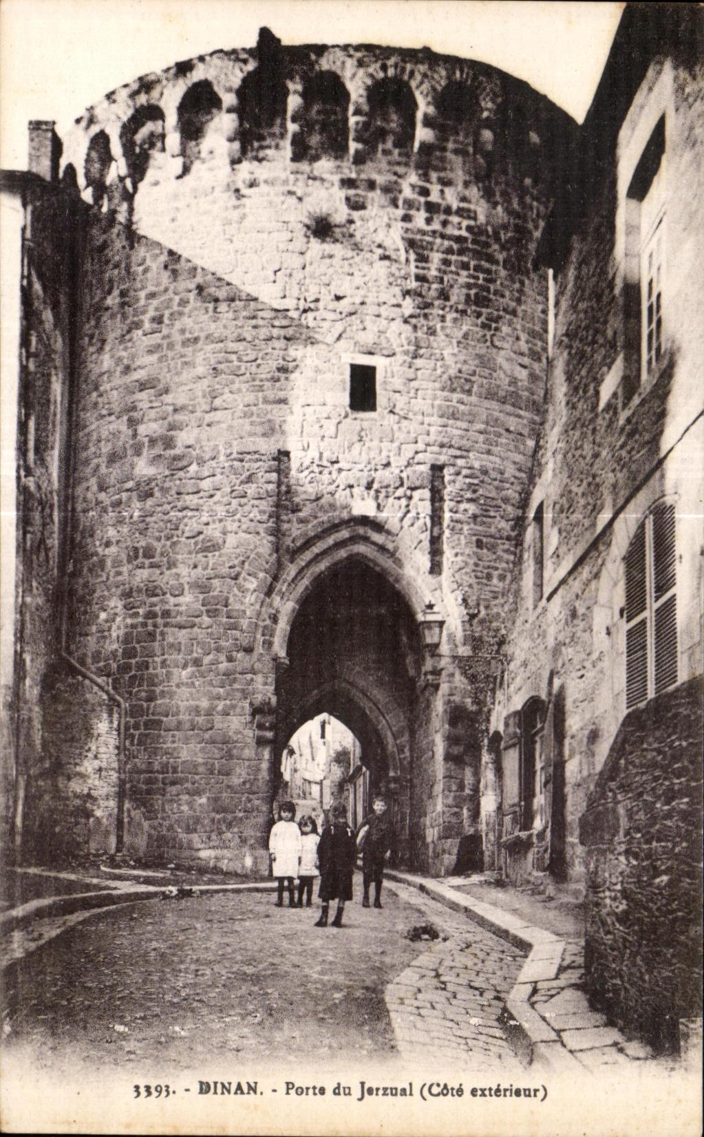 Dinan - Porte du Jerzual (Côté extérieur) — vue de la porte médiévale avec trois enfants — éditeur Laurent-Né-Hondes, n° 3393