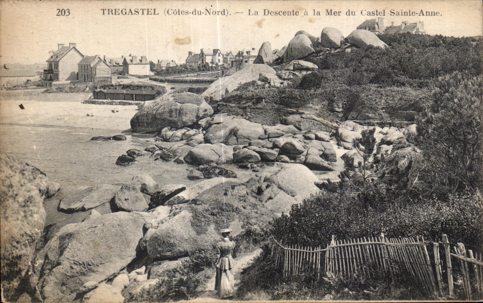 TREGASTEL (Côtes-du-Nord) — La Descente à la Mer du Castel Sainte-Anne — éditeur : Neurien Frères, n° 203