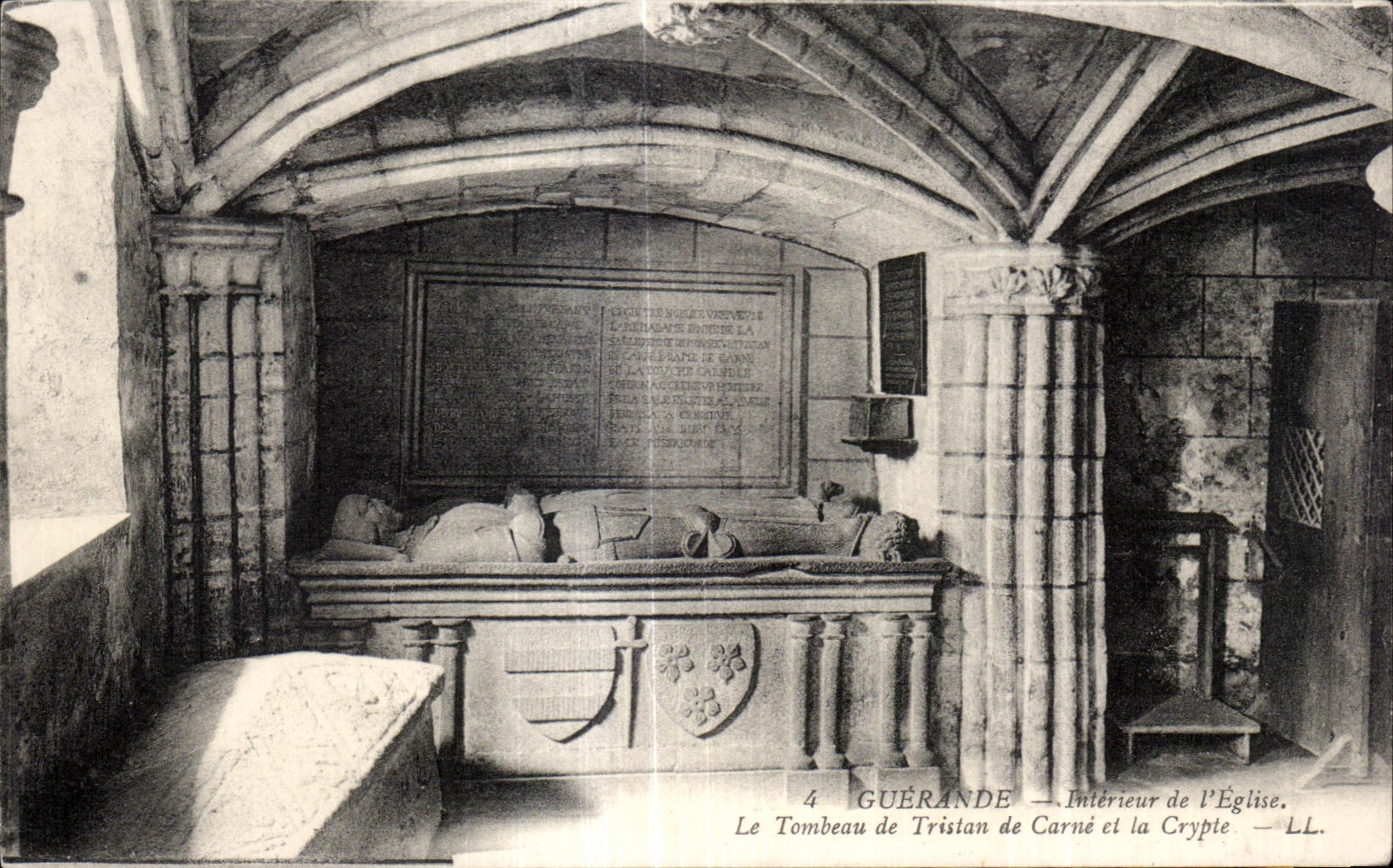 CPA Guerande Interieur de l Eglise Le Tombeau de Tristan de Carne et la Crypte