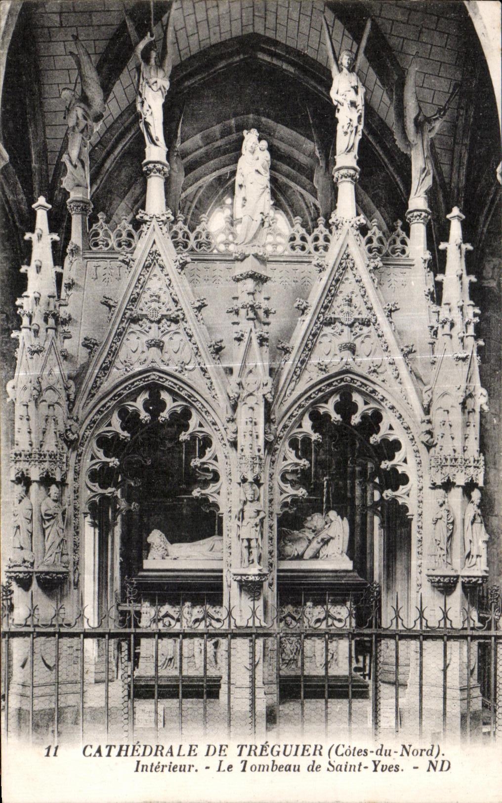 CPA Cathedrale De Treguier Interieur Le Tombeau de Saint Yues