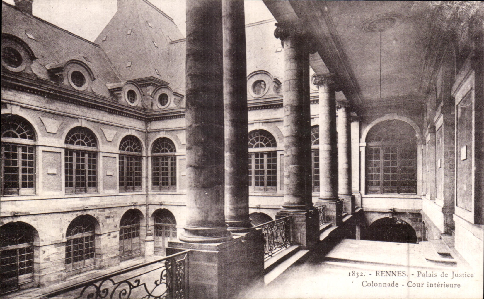 CPA Rennes Palais de Justice Colonnade Cour interieure