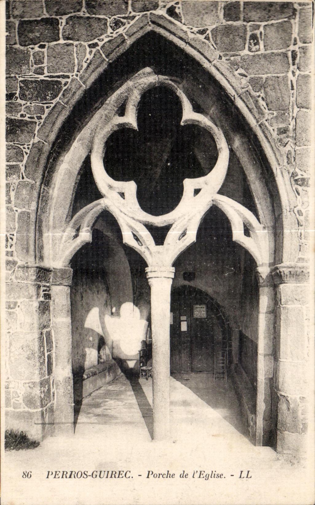 CPA Perros Guirec Porche de l Eglise