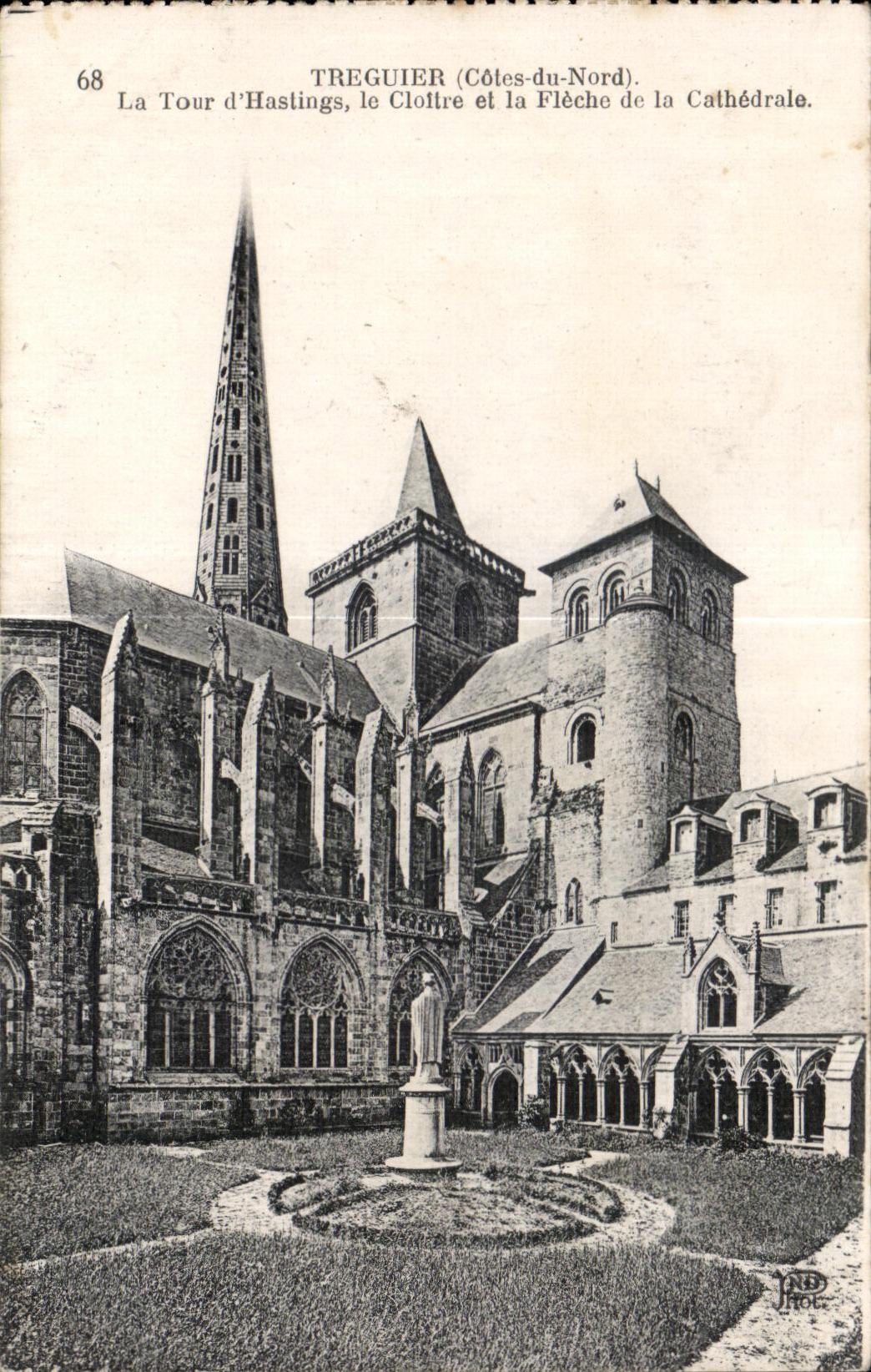 CPA Treguier (Cotes du Nord) La Tour d Hastings le Cloitre et la Fleche de la Cathedrale